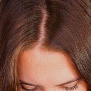 riedka cestička vo vlasoch